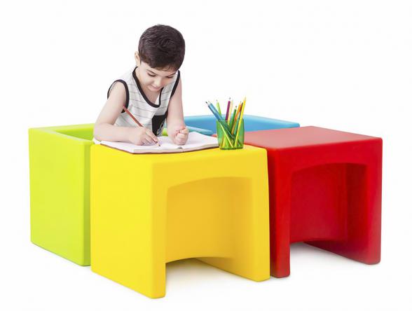 آشنایی با انواع میز پلاستیکی رنگی