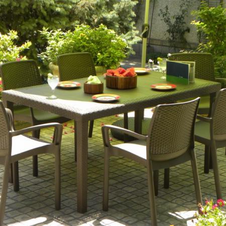 کاربرد میز پلاستیکی در خانه ها