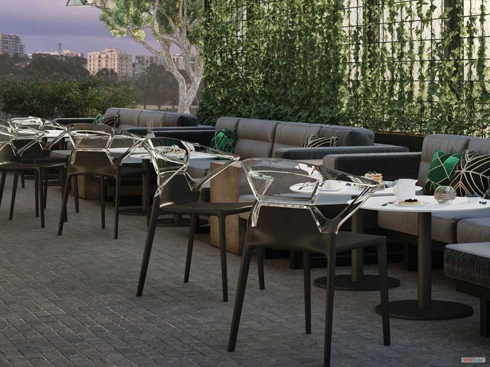 فضای کافی شاپ دلنشین با میز و صندلی پلاستیکی راحت و شیک