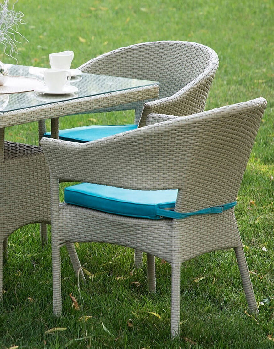 صندلی پلاستیکی مبلی با بافت حصیری و رنگ روشن مناسب فضای باز