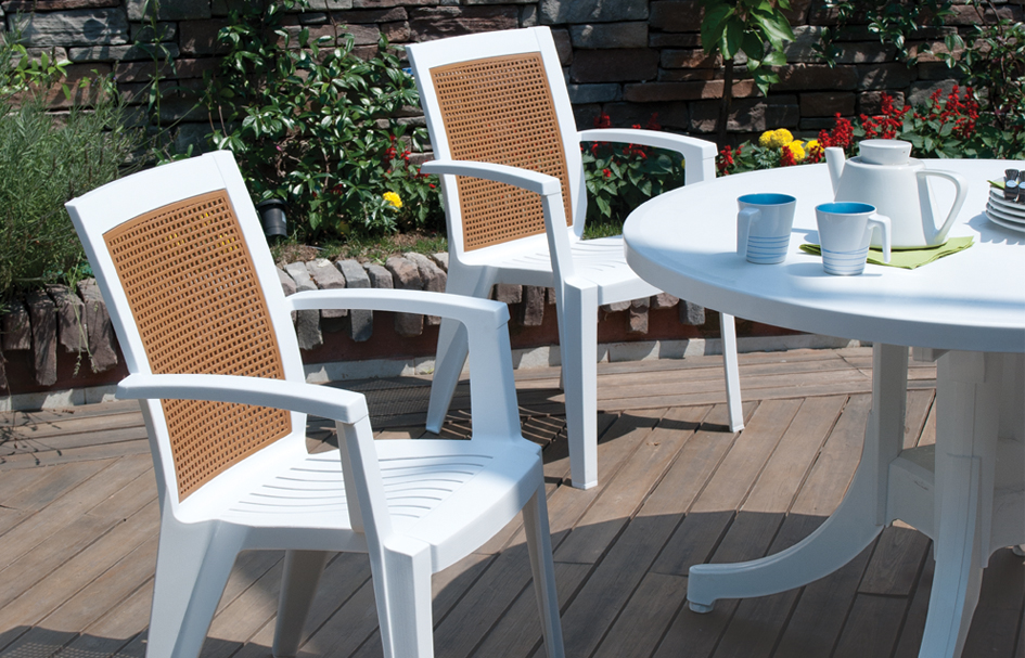 چیدمان چند صندلی پلاستیکی سفید در فضای باز