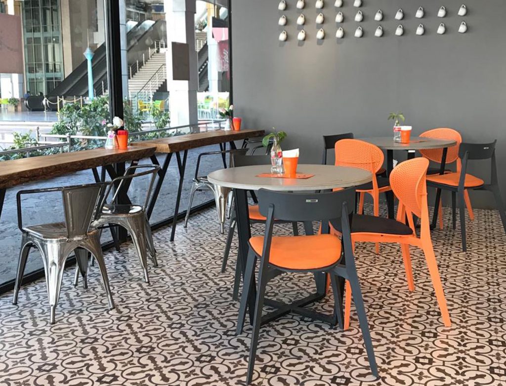 چیدمان میز صندلی پلاستیکی کافی شاپ با رنگهای متنوع و طراحی مدرن