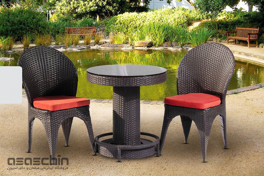 چیدمان فضای باز با میز صندلی پلاستیکی حصیری و صندلی دسته دار
