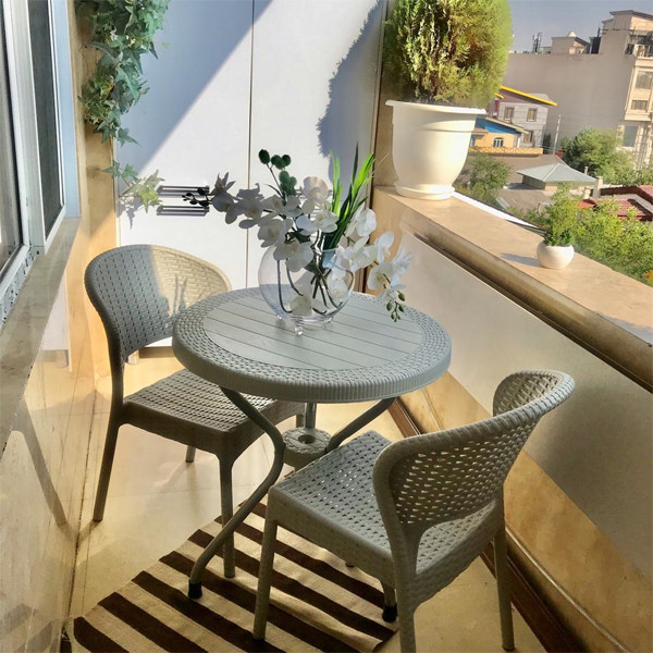 میز صندلی پلاستیکی کرج – انتخابی مدرن و کاربردی برای خانه و فضاهای عمومی