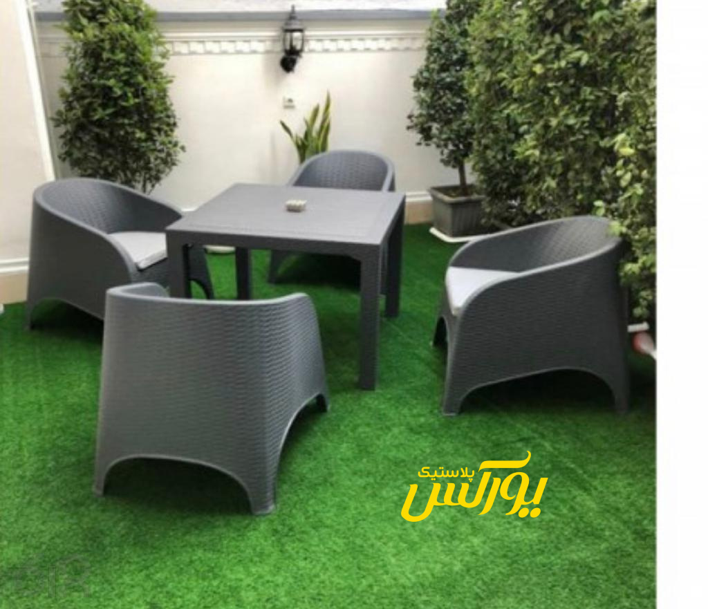 میز پلاستیکی باغی هماهنگ با صندلی‌ پلاستیکی مبلی