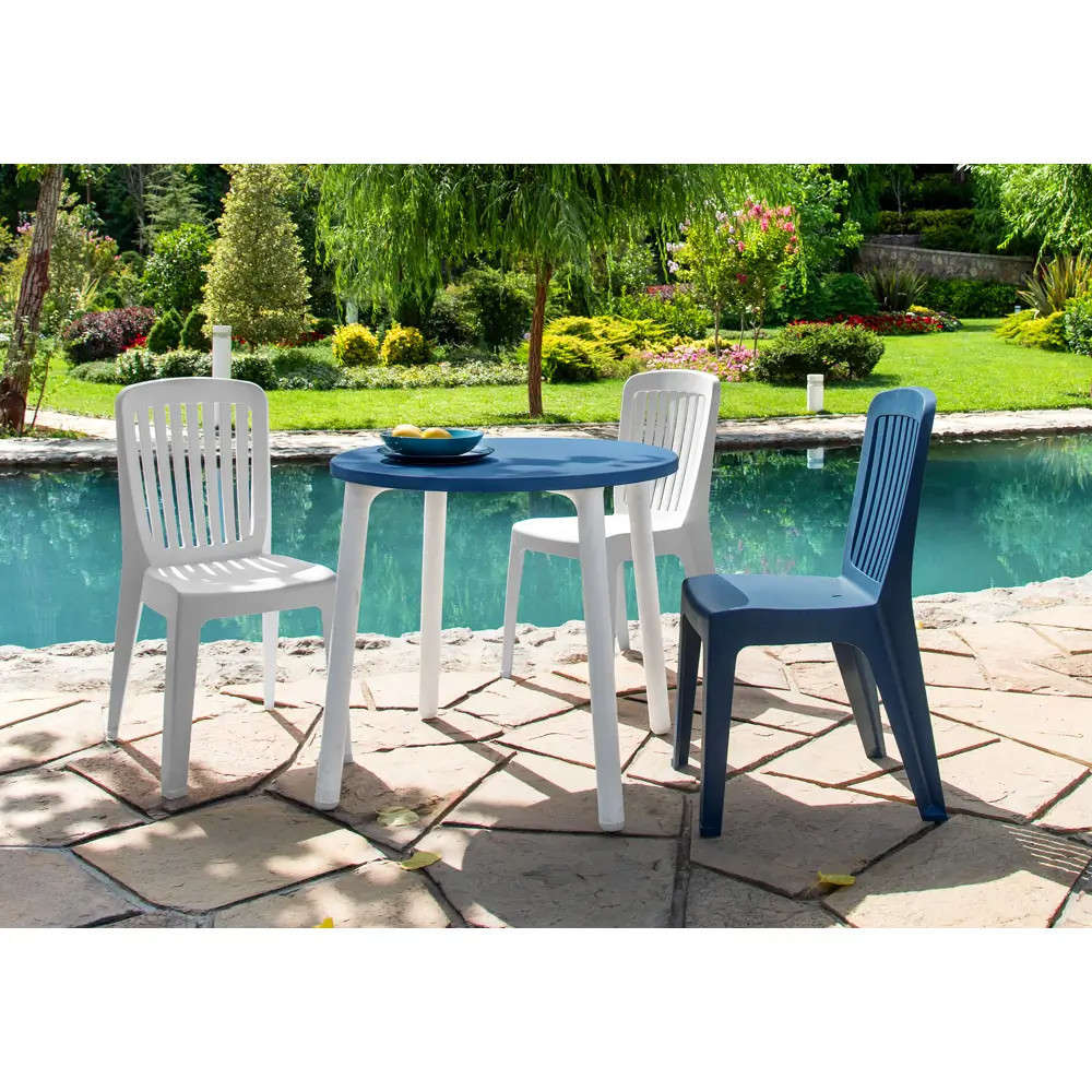 میز پلاستیکی ۴ نفره با ابعاد مناسب و چیدمان راحت